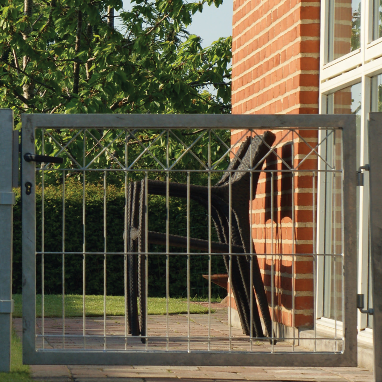 Gate for panel fence with Deco 