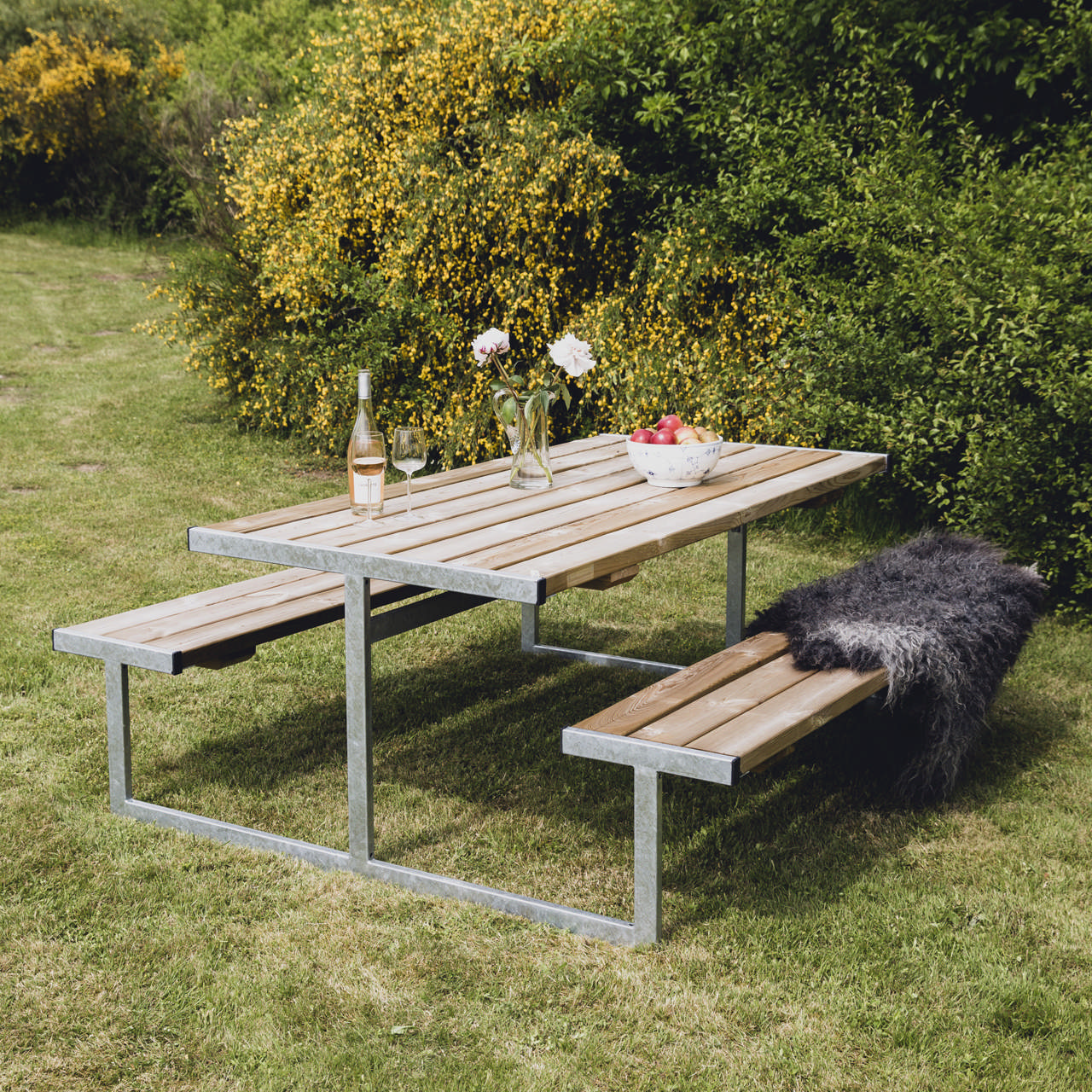Picnic table 