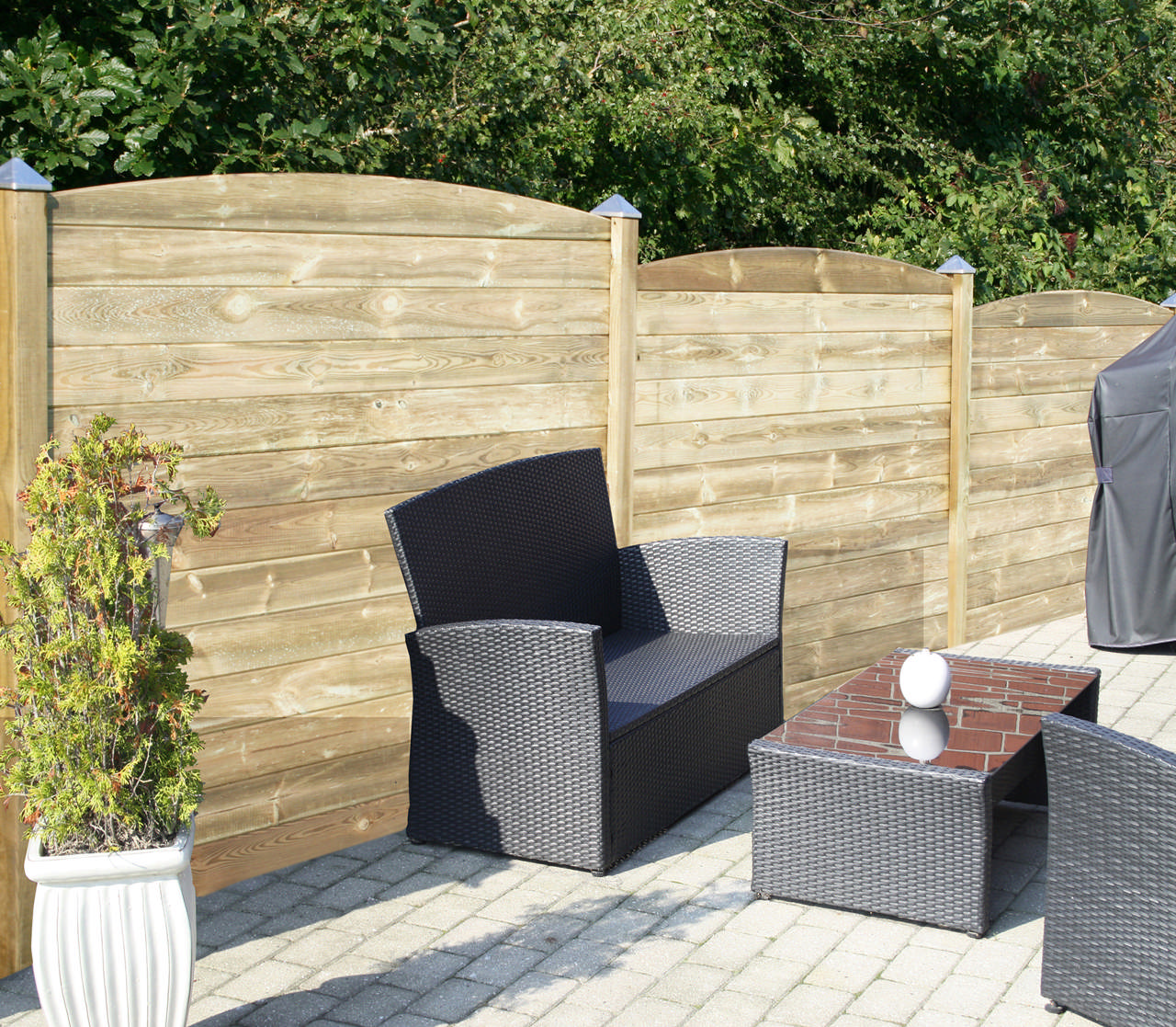 Profile fence 178,5 cm 3 sections with curved top profile and 4 medium sized fencing posts HORTUS