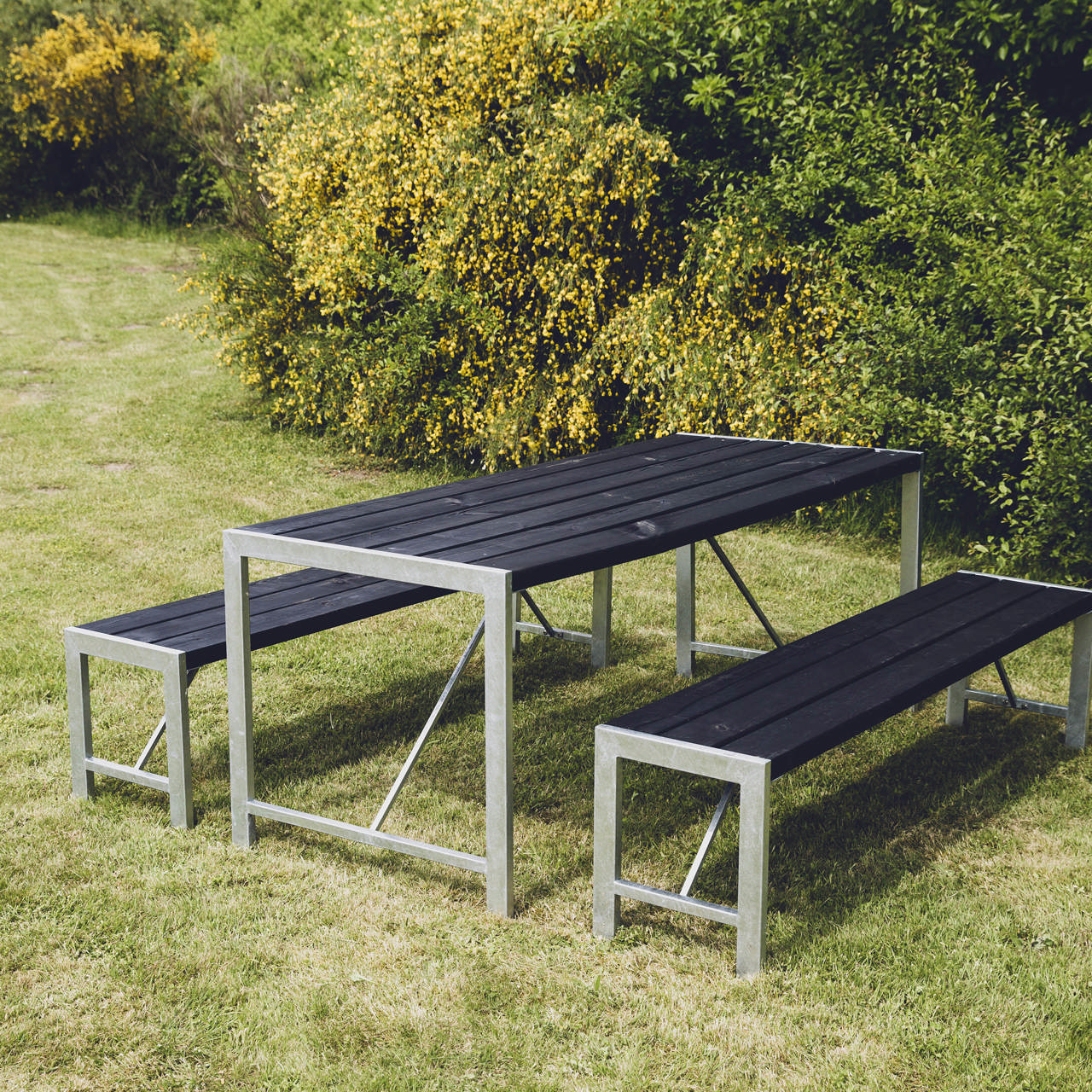 Bench model H black primed and galv. frame HORTUS